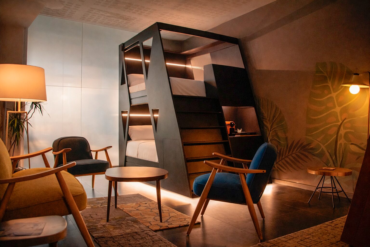 Espacio interior contemporáneo creado por estudio de interiorismo INUSUAL