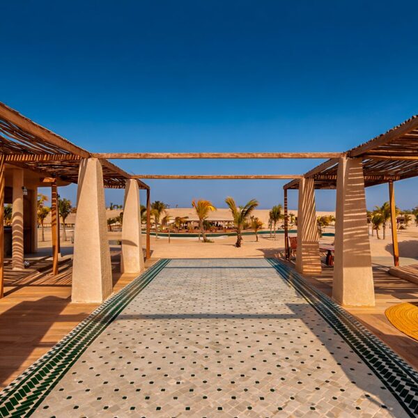 hotel-integrado-en-paisaje-desertico