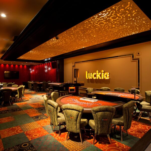 inusual-studio-luckia-82t