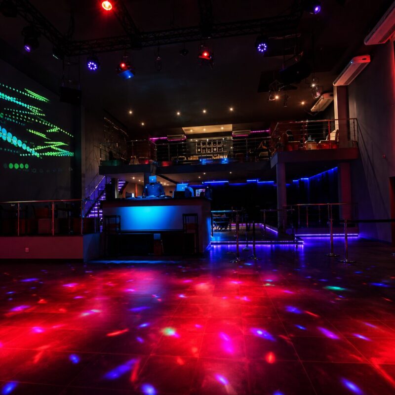 modern-nightclub-interior-brasil-inusual-studio